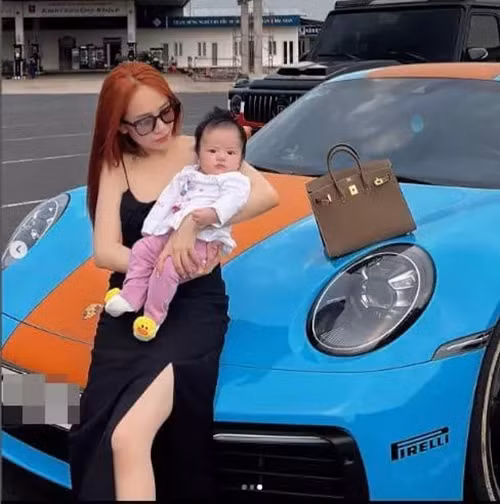 Joyce Phạm từng gây chú ý khi khoe loạt hình check-in bên 2 con. Tuy nhiên, tâm điểm chú ý là chiếc siêu xe màu xanh nước biển, ước tính giá lăn bánh khoảng 6 - 7 tỷ đồng. Ảnh: FBNV
