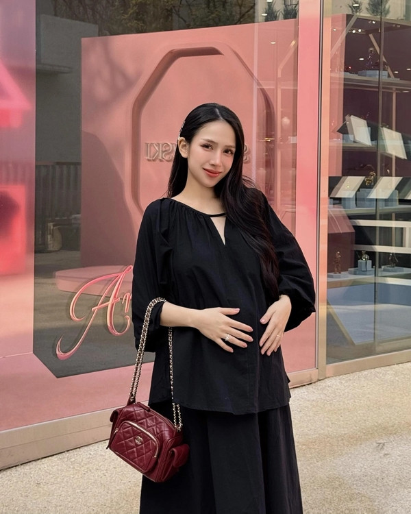 Dù đang mang bầu lần 4 và ở những tháng cuối, Joyce Phạm vẫn liên tục vi vu khắp nơi. Vài tháng nay, cô check-in nhiều địa điểm, khoe những outfit không trùng lặp với cả bộ sưu tập túi hiệu. Ảnh: FBNV