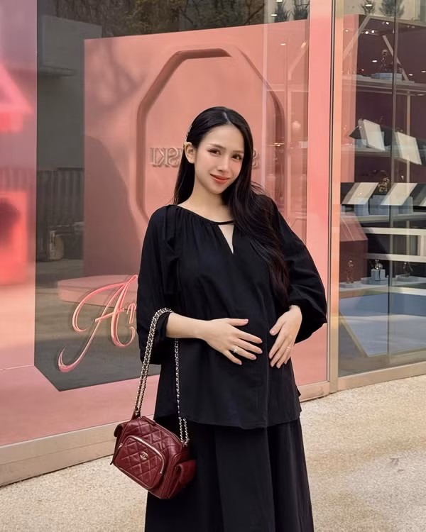 Dù đang mang bầu lần 4 và ở những tháng cuối, Joyce Phạm vẫn liên tục vi vu khắp nơi. Vài tháng nay, cô check-in nhiều địa điểm, khoe những outfit không trùng lặp với cả bộ sưu tập túi hiệu. Ảnh: FBNV