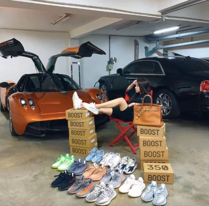 Chưa hết, ái nữ nhà đại gia Minh Nhựa còn sở hữu bộ sưu tập đồ hiệu gồm quần áo, giày dép, túi xách, trang sức,.... đến từ các thương hiệu xa xỉ trên thế giới. Ảnh: FBNV