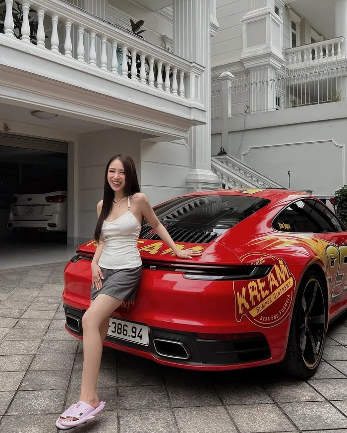Là con gái của tay chơi siêu xe đình đám, Joyce Phạm cũng sở hữu cho mình nhiều xế hộp đắt đỏ. Ảnh: FBNV