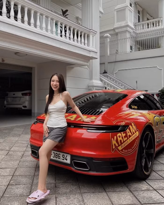 Là con gái của tay chơi siêu xe đình đám, Joyce Phạm cũng sở hữu cho mình nhiều xế hộp đắt đỏ. Ảnh: FBNV