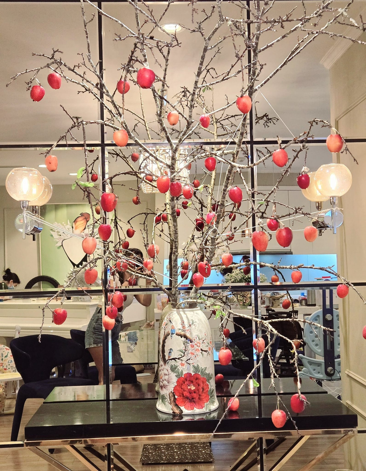 Vợ nam diễn viên được nhiều người khen rất có gu khi cắm hoa. Ảnh: FBNV