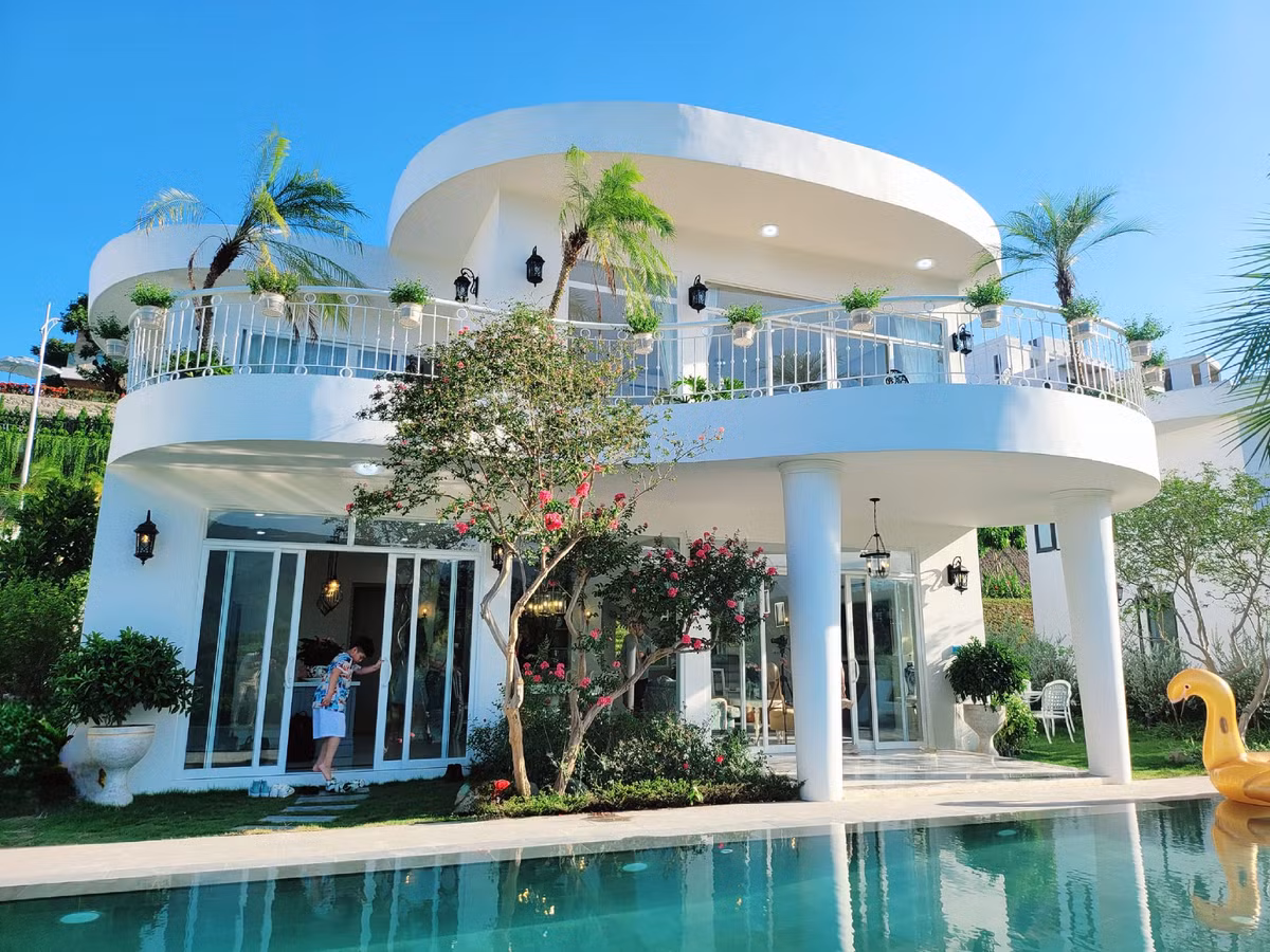 Ngoài căn hộ này, vợ chồng Mạnh Trường còn sở hữu một biệt thự nghỉ dưỡng tại Hòa Bình. Ảnh: FBNV