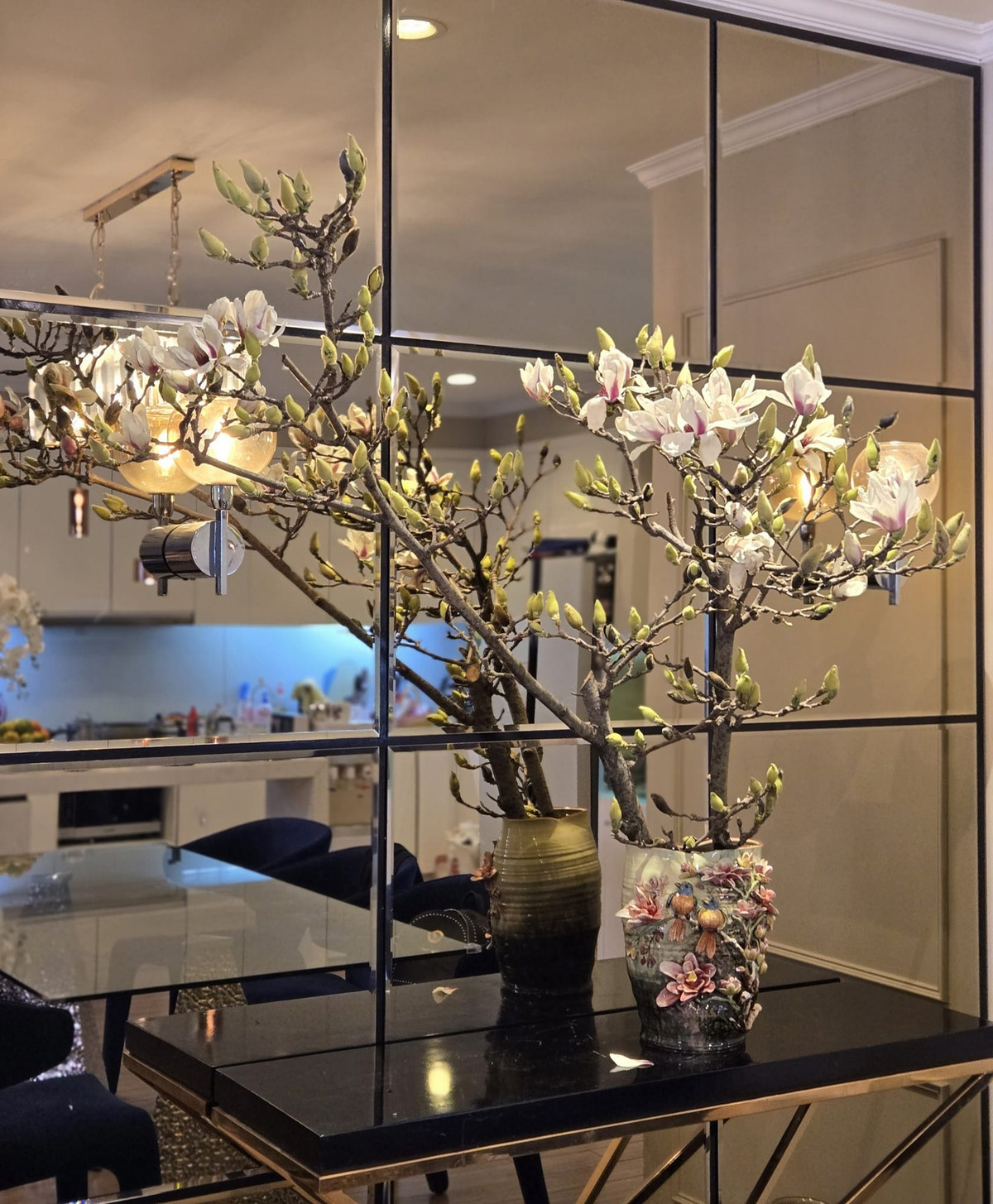 Bà xã Mạnh Trường thường xuyên tô điểm cho căn nhà bằng những bình hoa rực rỡ. Ảnh: FBNV