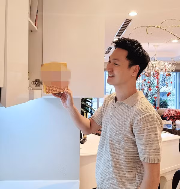 Nhà sử dụng gam màu trắng và nâu chủ đạo với nội thất sang trọng. Ảnh: FBNV