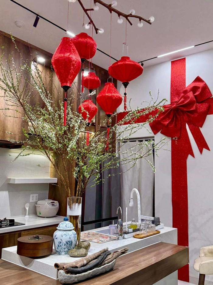 Phòng bếp được tô điểm bởi bình hoa tuyết mai. Ảnh: FB Vân Trang