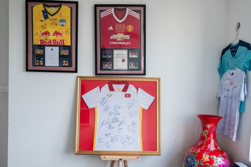 Yêu thích bóng đá, Trung Ruồi sưu tập nhiều áo đấu có chữ ký của các cầu thủ. Ảnh chụp màn hình