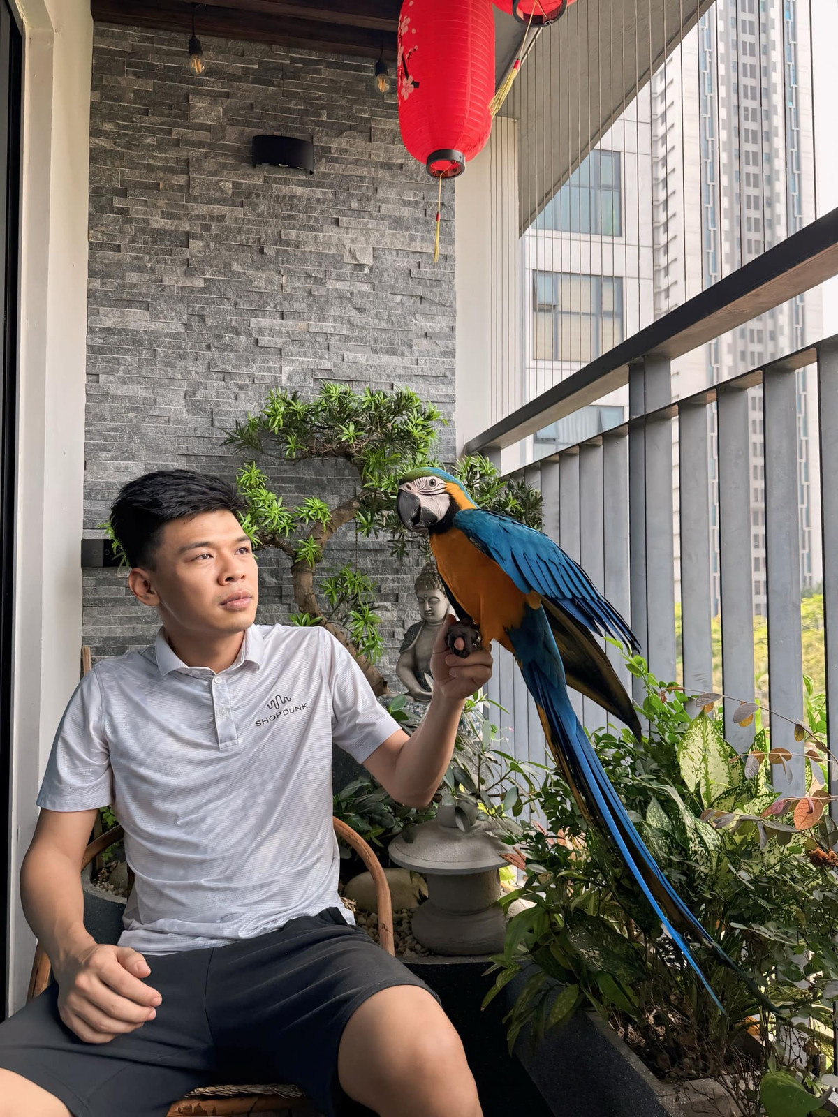 Sau nhiều năm chăm chỉ làm nghề, diễn viên Trung Ruồi đã có cuộc sống ổn định, tậu được nhà và xe hơi. Gia đình nam diễn viên đang sống trong căn hộ 10 tỷ tại Hà Nội. Ảnh: FB Nguyễn Hà Trung