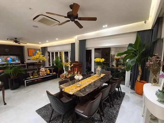 Bàn ăn và bếp liên thông với phòng khách. Ảnh: FBNV