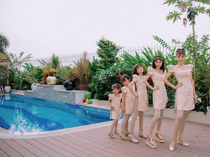 Trong khuôn biệt thự còn có bể bơi lớn như trong một khu resort. Ảnh: FBNV