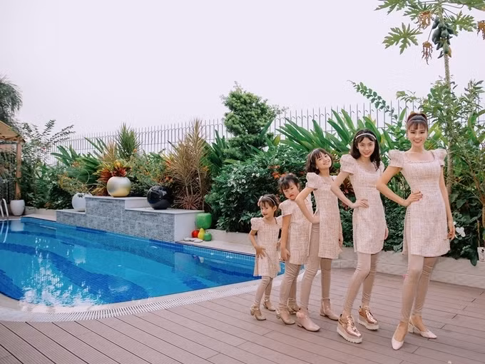 Trong khuôn biệt thự còn có bể bơi lớn như trong một khu resort. Ảnh: FBNV