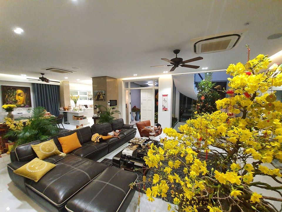 Phòng khách là nơi sinh hoạt chính nên có không gian rộng rãi, ghế sofa kích thước lớn. Ảnh: FBNV