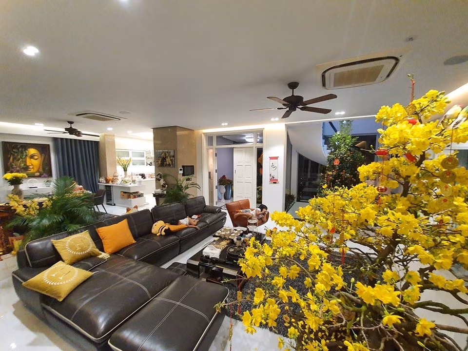 Phòng khách là nơi sinh hoạt chính nên có không gian rộng rãi, ghế sofa kích thước lớn. Ảnh: FBNV