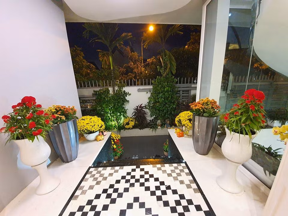 Ngày Tết, Vũ Thu Phương trang trí nhà bằng rất nhiều loại hoa rực rỡ. Ảnh: FBNV