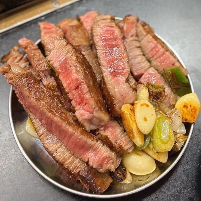 Đang vào mùa tiệc cuối năm nên thịt bò Aukobe rất được ưa chuộng. Thịt bò Aukobe giá rẻ được cắt sẵn khoanh tròn trọng lượng 250 gram/miếng, thích hợp làm món nướng BBQ, áp chảo hay xào lúc lắc... Ảnh: Facebook