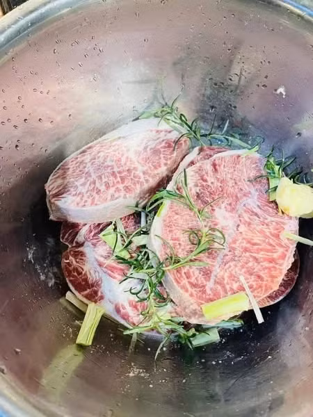 Không chỉ giá rẻ, người bán còn nhấn mạnh thịt bò Aukobe làm mưa làm gió bởi thịt mềm, béo, ngọt. Ảnh: FB Trần Thị Huyền