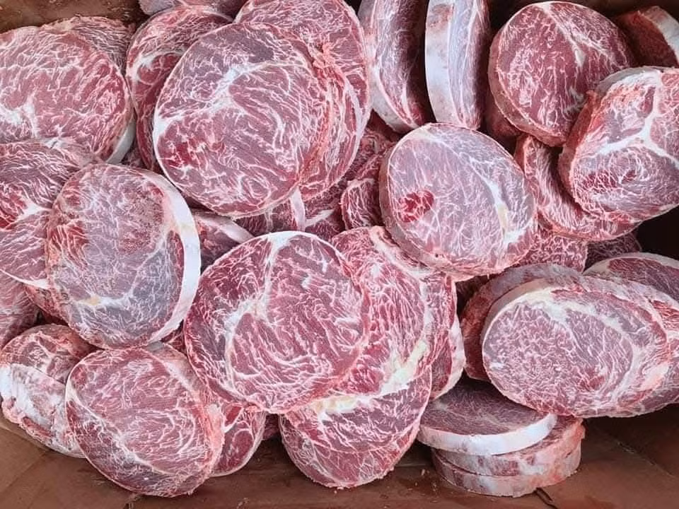 Chia sẻ trên VietNamNet, anh Trần Văn Cường - quản lý một chuỗi cửa hàng thực phẩm tại Hà Nội cho rằng, thịt bò Aukobe giá rẻ bán đầy chợ mạng có thể là hàng sắp hết hạn sử dụng hoặc được các kho hàng xả hàng. Ảnh: Facebook