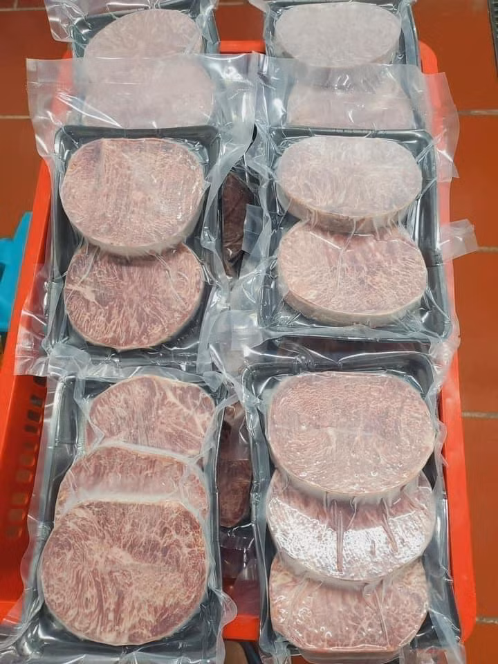 Cũng theo người bán, thịt bò Aukobe được nhập khẩu từ Úc, không có thường xuyên. Ảnh: Facebook