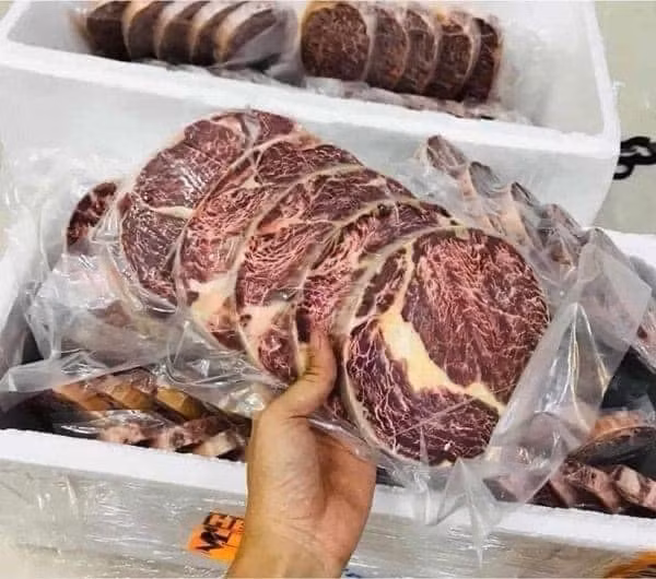 Theo tìm hiểu, Aukobe là loại thịt bò được sản xuất theo quy trình chăn nuôi dựa trên kỹ thuật Wagyu trứ danh của Nhật Bản, kết hợp với quy trình chăn nuôi tiên tiến của Úc. Ảnh: FB Huyền Thi