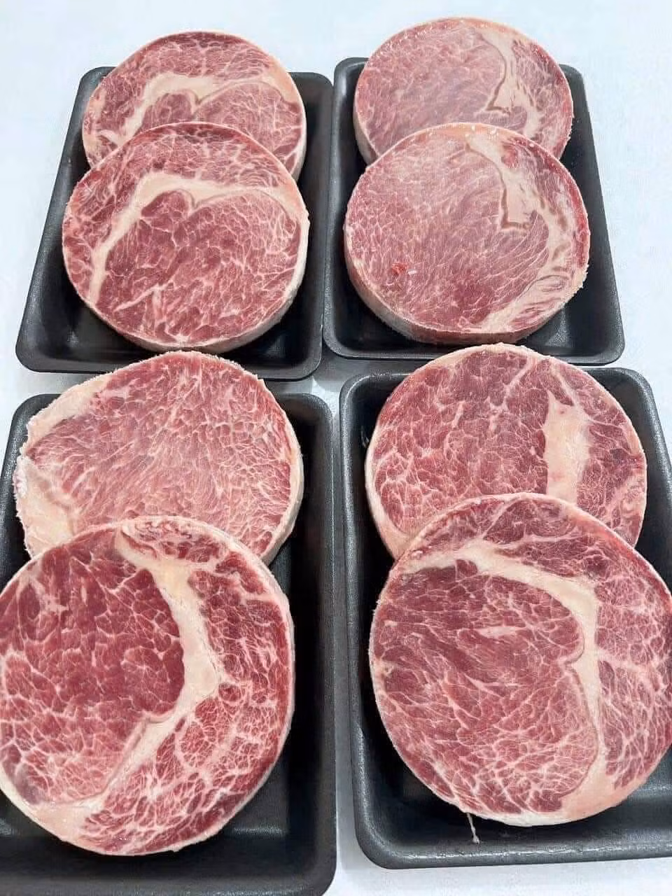 Theo đó, thịt bò Aukobe được rao bán với giá chỉ 250.000 đồng/kg cho loại lõi vai khoanh tròn với những vân mỡ cẩm thạch. Ảnh: FB Trần Thị Huyền