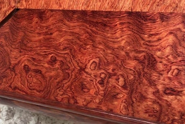 Đặc biệt, gỗ cẩm lai còn có mùi hương dịu nhẹ, thoang thoảng, tạo cảm giác thư giãn và sang trọng cho không gian. Ảnh: SHome