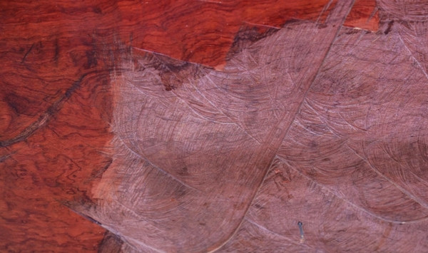 Vân gỗ nổi rõ dấu ấn thời gian. Ảnh: Dân Việt