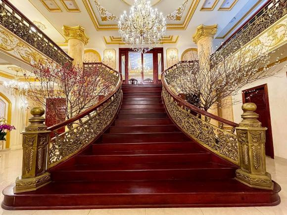 Đặc biệt, màu vàng - màu sắc mà gia chủ yêu thích - được sử dụng xuyên suốt không gian, từ cầu thang, trần nhà cho đến hành lang. Điều này tạo nên một tổng thể hài hòa, tráng lệ và vô cùng ấn tượng. Ảnh: Thương Hiệu và Pháp Luật