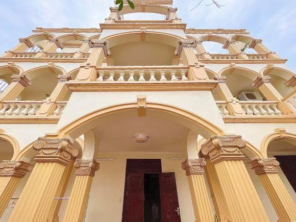 Không chỉ có sự xa hoa bên trong, mặt ngoài của ngôi nhà cũng khiến ai đi qua đều phải ngước nhìn bởi sự hoành tráng và to lớn của nó. Ảnh: Thương Hiệu và Pháp Luật