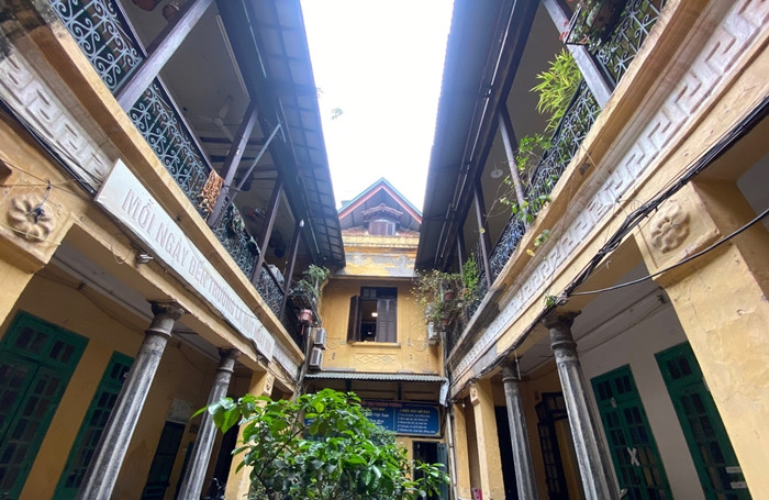 Căn biệt thự mang kiến trúc Pháp cổ nằm sâu trong ngõ 44 ở phố Hàng Bè (Hoàn Kiếm, Hà Nội) không chỉ nổi trội về kiến trúc mà còn là nơi lưu giữ nhiều kỉ niệm, kí ức đẹp một thời của một gia đình giàu có Hà Nội xưa. Ảnh: Vietnamnet
