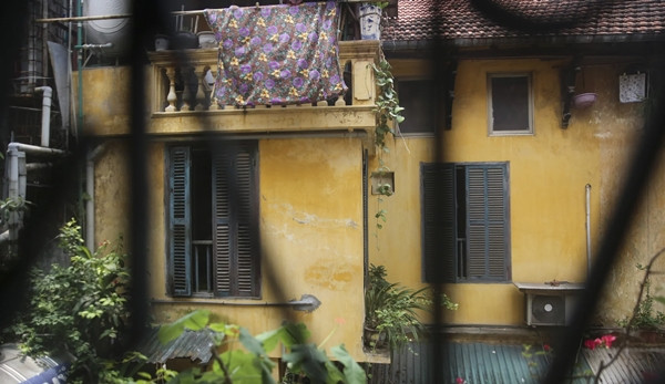 Họ hàng thân thiết vẫn sống quây quần xung quanh căn biệt thự Pháp cổ, sử dụng khu sinh hoạt chung trong gia đình để nấu nướng, nhặt rau, rửa bát...Ảnh: Dân Việt