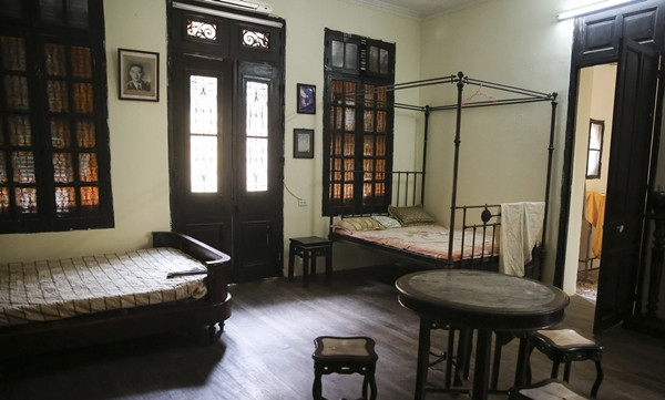 Thời điểm cách đây 80 năm, giá trị của một bộ bàn ghế - tủ phấn, giường ngủ nhập khẩu có thể bằng một ngôi nhà cỡ nhỏ. Ảnh: Dân Việt