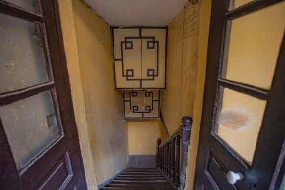 Để hoàn thiện công trình, các cụ xưa phải gom gỗ quý, chủ yếu là gỗ lim cổ thụ ròng rã nhiều tháng trời. Ảnh: Internet