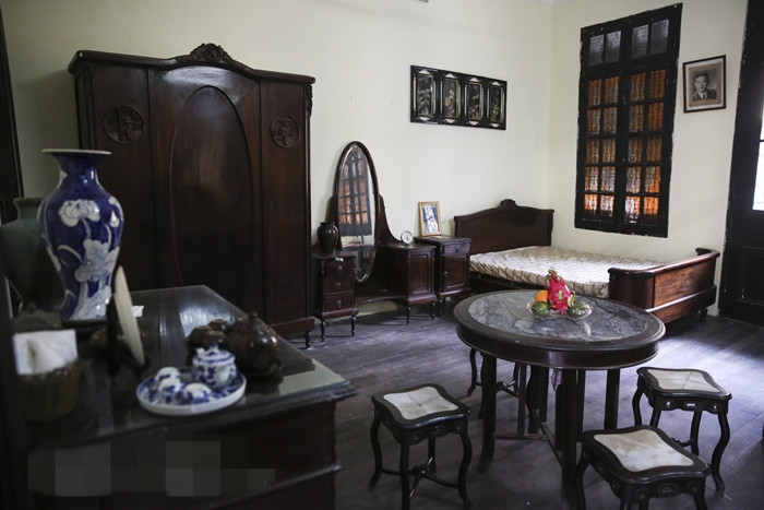 Nội thất trong nhà phần lớn được làm từ gỗ lim và các loại gỗ quý khác, giữ nguyên từ thời các cụ. Ảnh: Dân Việt