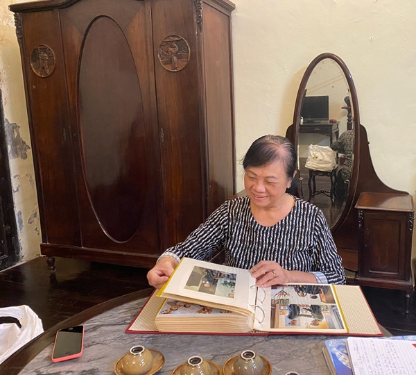 Nội thất trong nhà chủ yếu được làm từ gỗ lim và các loại gỗ quý khác. Ảnh: Vietnamnet