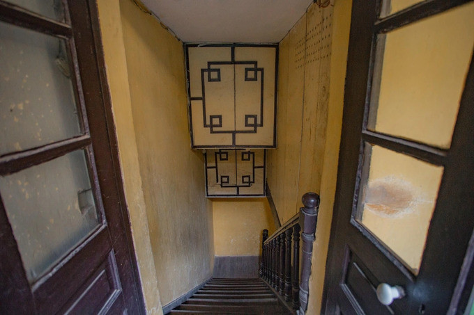 Cầu thang gỗ lim sơn đen bóng. Ảnh: Internet