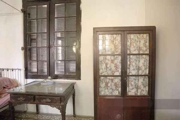 Từng chiếc bàn, bộ ấm chén...đều khiến mọi người liên tưởng tới những gia đình giàu có khi xưa. Ảnh: Dân Việt