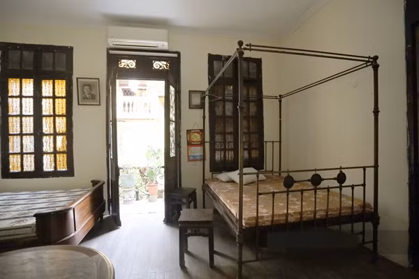 Đã trải qua gần 100 năm tuổi nhưng cách bố trí phòng ốc và nội thất bên trong vẫn mang hơi hướng hiện đại, hoàn toàn phù hợp với nhu cầu sinh hoạt ngày nay. Ảnh: Dân Việt