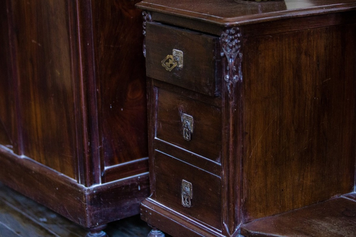 Bàn ghế, giường, tử...vẫn được con cháu giữ gìn cẩn thận. Ảnh: Laodongthudo