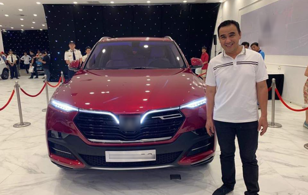 Cuối năm 2018, MC Quyền Linh tậu chiếc xe thuộc dòng mới nhất của một thương hiệu nổi tiếng. Trước đó, anh cũng từng sở hữu một mẫu xe có giá khoảng 6 tỷ đồng. Ảnh: FBNV