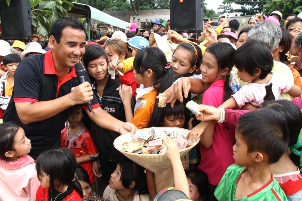 Quyền Linh cũng là một trong những nghệ sĩ tích cực tham gia công tác thiện nguyện, thường xuyên xuất hiện trong các chương trình hỗ trợ người nghèo. Ảnh: FB Quyền Linh