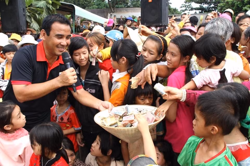 Quyền Linh cũng là một trong những nghệ sĩ tích cực tham gia công tác thiện nguyện, thường xuyên xuất hiện trong các chương trình hỗ trợ người nghèo. Ảnh: FB Quyền Linh