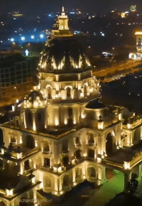 Khi màn đêm buông xuống, cả dinh thự rực sáng nhờ hệ thống đèn led rực rỡ. Ảnh: @viethung.khyk