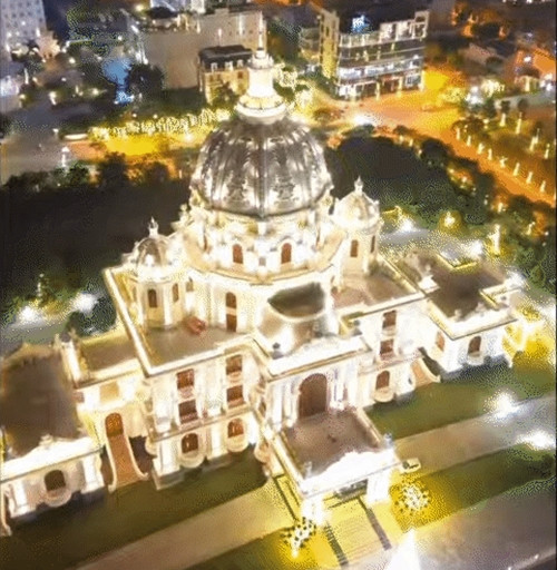 Tòa lâu đài nằm tách biệt với phố xá tấp nập, sở hữu view thoáng đãng ngắm trọn khung cảnh núi non hùng vĩ của Ninh Bình. Ảnh: @chongthamninhbinhtanloc