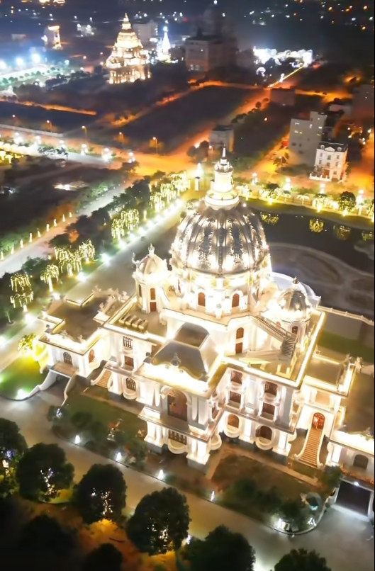 Mới đây, cộng đồng mạng không khỏi choáng ngợp trước tòa lâu đài đồ sộ tọa lạc tại khu đô thị Xuân Thành (Ninh Bình). Ảnh: @chongthamninhbinhtanloc