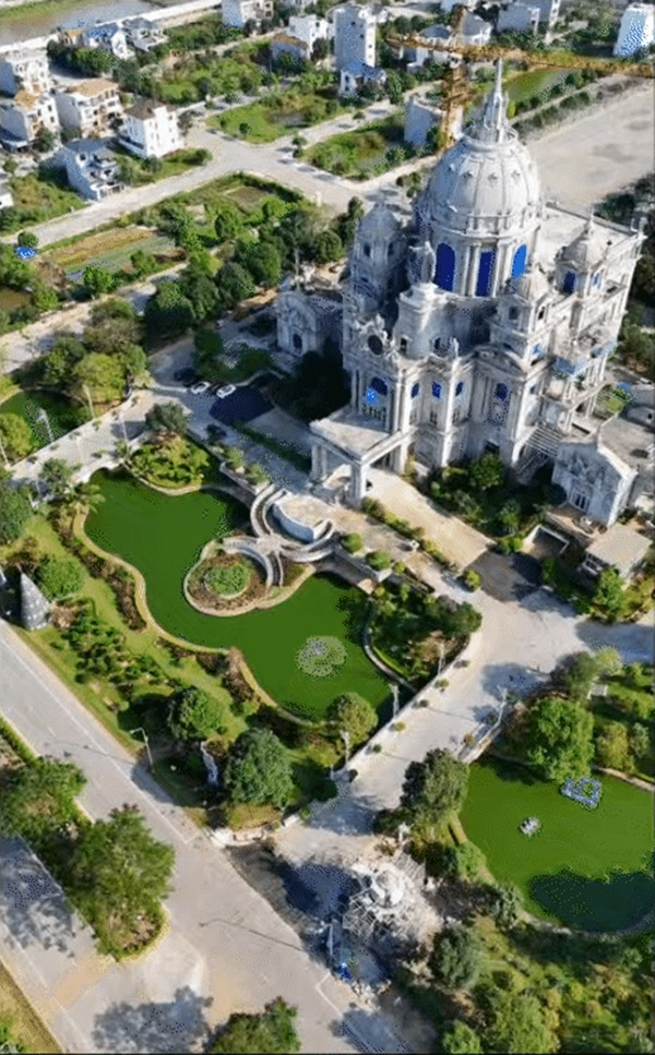 Do vậy, nơi đây được mệnh danh là "vùng đất của giới siêu giàu" hay "thủ phú của lâu đài". Ảnh: @chongthamninhbinhtanloc