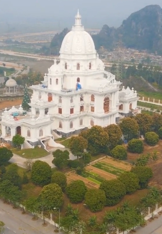 Khoác lên mình một "bộ cánh" trắng muốt, tòa nhà được cư dân mạng ưu ái gọi là "bạch lâu dài". Ảnh: @viethung.khyk