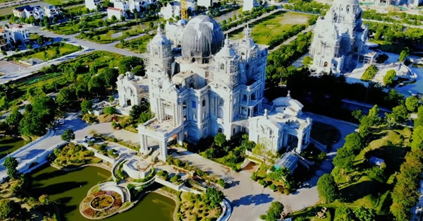 Đáng chú ý, trong khu đô thị Xuân Thành còn có nhiều lâu đài, dinh thự lộng lẫy không kém. Ảnh: Khám phá Ninh Bình