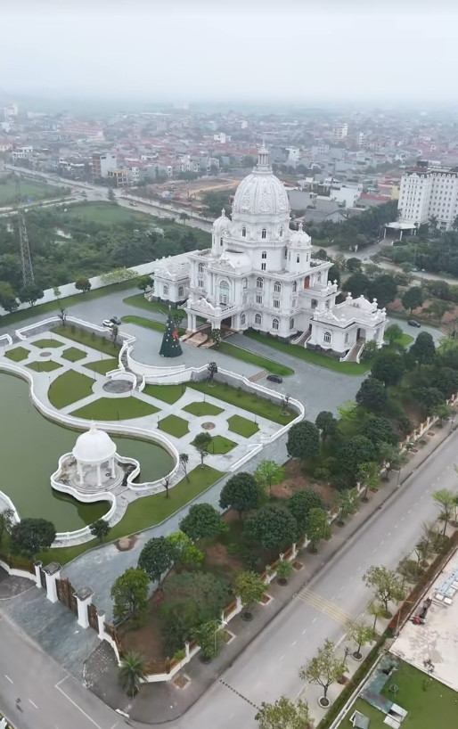 Tòa lâu đài nguy nga nằm trên khu đất rộng, ước tính lên tới cả nghìn mét vuông. Ảnh: @chongthamninhbinhtanloc