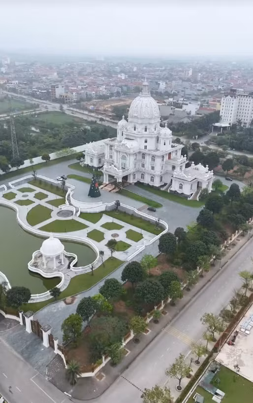 Tòa lâu đài nguy nga nằm trên khu đất rộng, ước tính lên tới cả nghìn mét vuông. Ảnh: @chongthamninhbinhtanloc